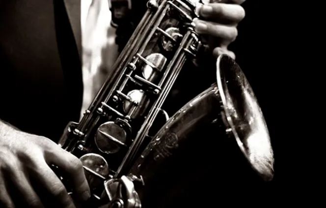 Gros plan d'une personne jouant du saxophone